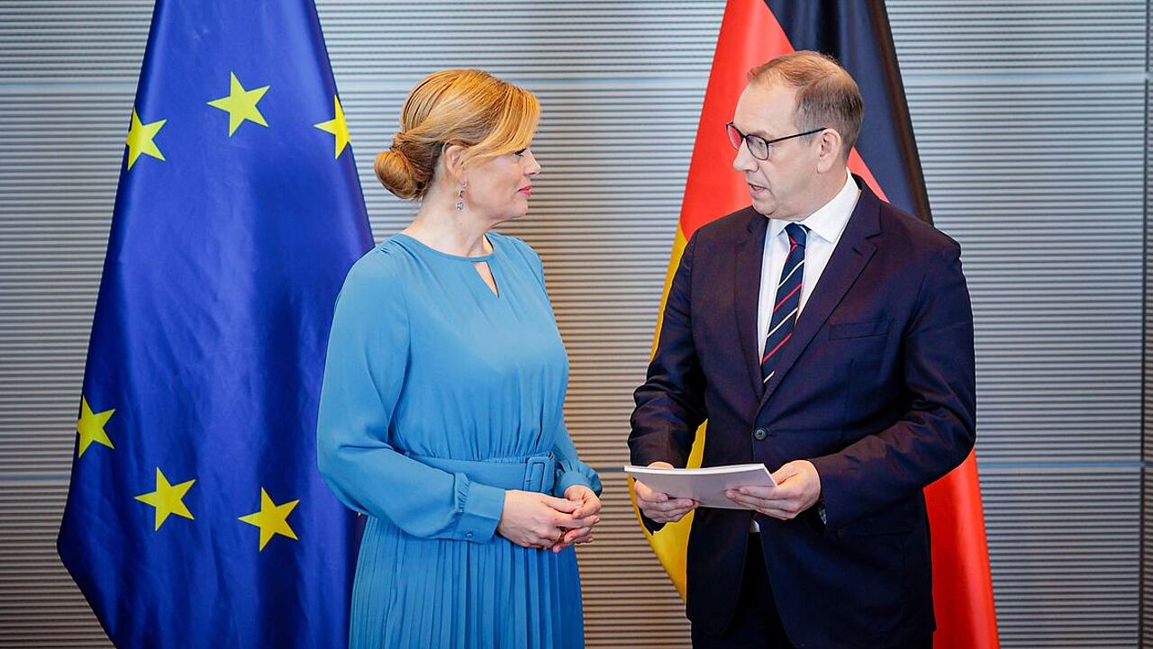 Bundestagspräsidentin Julia Klöckner und der Wehrbeauftragte Henning Otte bei der Übergabe des Jahresberichts des Wehrbeauftraten. Foto: DBT/Thomas Trutschel/photothek
