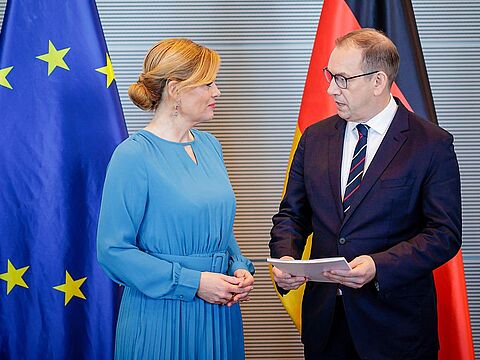 Bundestagspräsidentin Julia Klöckner und der Wehrbeauftragte Henning Otte bei der Übergabe des Jahresberichts des Wehrbeauftraten. Foto: DBT/Thomas Trutschel/photothek
