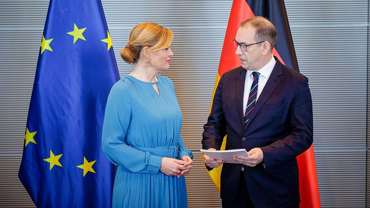 Bundestagspräsidentin Julia Klöckner und der Wehrbeauftragte Henning Otte bei der Übergabe des Jahresberichts des Wehrbeauftraten. Foto: DBT/Thomas Trutschel/photothek