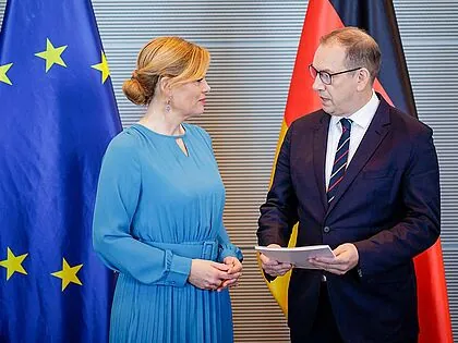Bundestagspräsidentin Julia Klöckner und der Wehrbeauftragte Henning Otte bei der Übergabe des Jahresberichts des Wehrbeauftraten. Foto: DBT/Thomas Trutschel/photothek