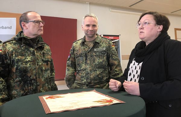 Im Gespräch: Bezirksvorsitzender Hauptmann Oliver Hartmann (v.l.) mit Hauptmann Steffen Naumann (Organisator des Seminars) und ROIìn Kerstin Fischer. Foto: Frank Gotthardt