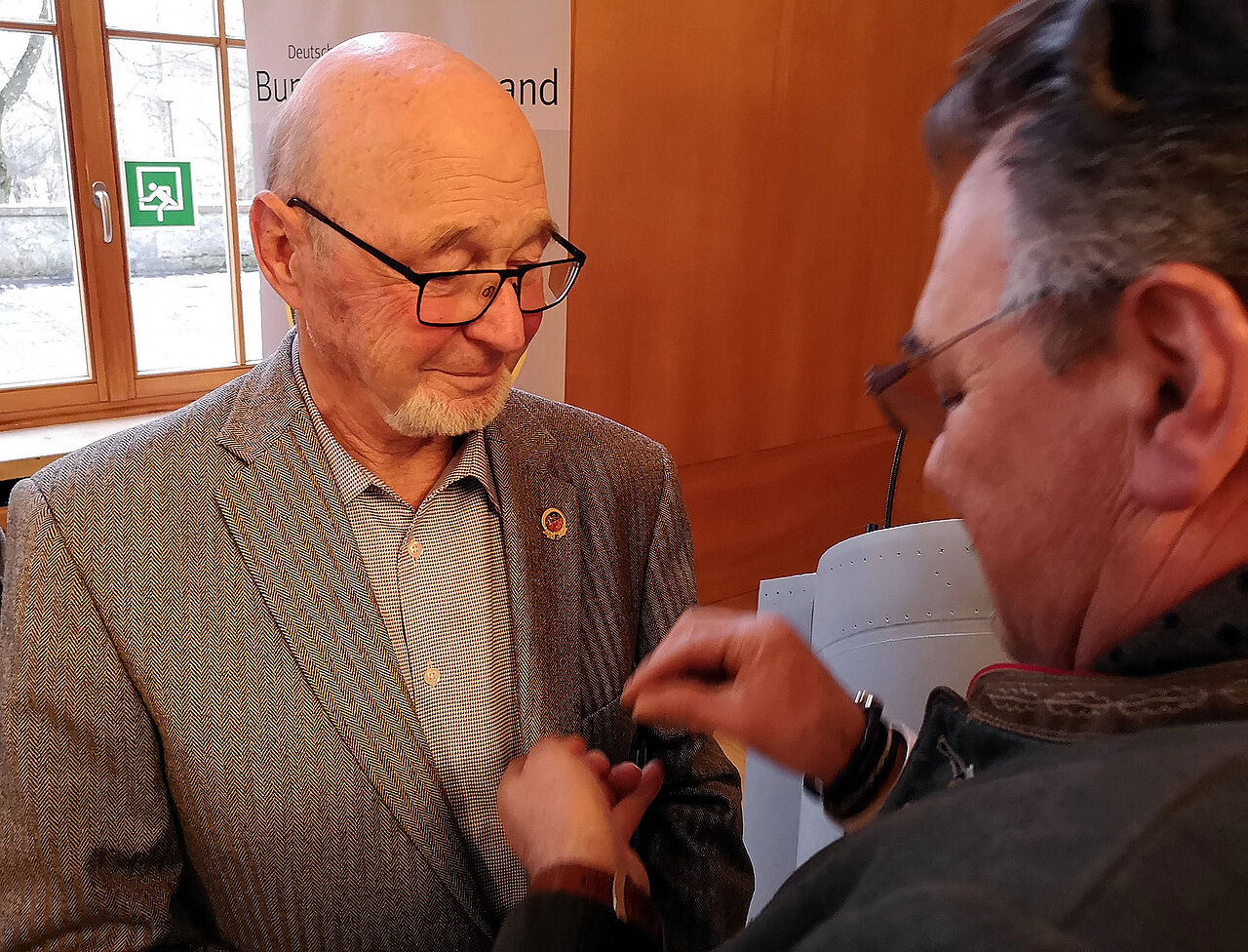 Oberstleutnant a.D. Karl-Heinz Trausch wird für 60 Jahre Mitgliedschaft geehrt. Foto: DBwV
