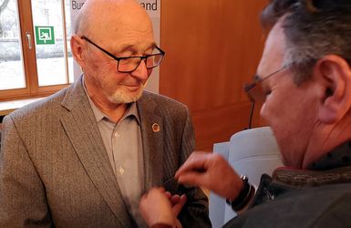 Oberstleutnant a.D. Karl-Heinz Trausch wird für 60 Jahre Mitgliedschaft geehrt. Foto: DBwV