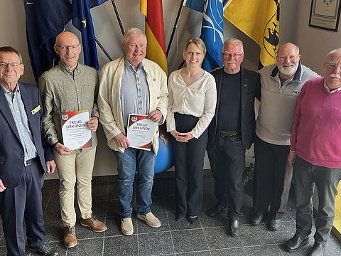 Bezirksvorsitzender Oberstabsfeldwebel a.D. Harald Lott (v.l.), Harald Künzig, Michael Schilberg, Astrid Dentler mit ihrem Vater Ottmar Dentler, Werner Pietsch, Organisator Werner Schnell. Foto: Droste