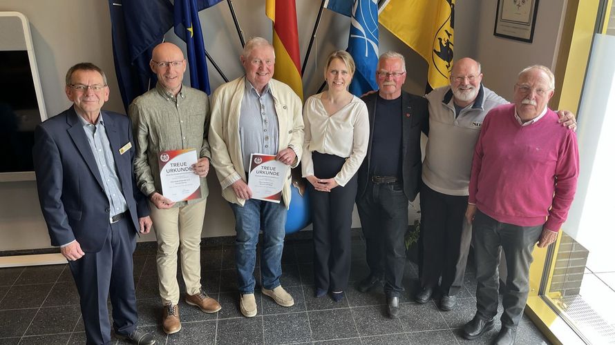 Bezirksvorsitzender Oberstabsfeldwebel a.D. Harald Lott (v.l.), Harald Künzig, Michael Schilberg, Astrid Dentler mit ihrem Vater Ottmar Dentler, Werner Pietsch, Organisator Werner Schnell. Foto: Droste