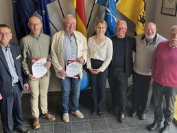 Bezirksvorsitzender Oberstabsfeldwebel a.D. Harald Lott (v.l.), Harald Künzig, Michael Schilberg, Astrid Dentler mit ihrem Vater Ottmar Dentler, Werner Pietsch, Organisator Werner Schnell. Foto: Droste