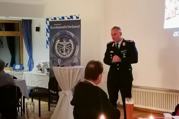 Der Kommandeur des Informationstechnikbataillon 293, Oberstleutnant Stefan Eisinger, bei seinem Grußwort. Foto: Jürgen Schreier.