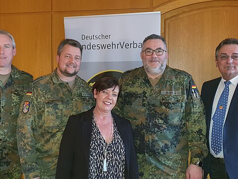 Mitglieder des neuen StoKa-Vorstandes in Kaufbeuren mit Oberstabsfeldwebel Marcus Wirsen, Vorsitzendem Stabsfeldwebel Jochen Fritsch, Ang. Simone Aunkofer, Stabsfeldwebel Manfred Meier sowie Bezirksvorsitzender Franz Jung. Foto: we