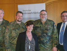 Mitglieder des neuen StoKa-Vorstandes in Kaufbeuren mit Oberstabsfeldwebel Marcus Wirsen, Vorsitzendem Stabsfeldwebel Jochen Fritsch, Ang. Simone Aunkofer, Stabsfeldwebel Manfred Meier sowie Bezirksvorsitzender Franz Jung. Foto: we