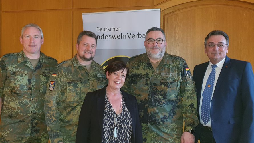 Mitglieder des neuen StoKa-Vorstandes in Kaufbeuren mit Oberstabsfeldwebel Marcus Wirsen, Vorsitzendem Stabsfeldwebel Jochen Fritsch, Ang. Simone Aunkofer, Stabsfeldwebel Manfred Meier sowie Bezirksvorsitzender Franz Jung. Foto: we