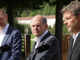 Christian Lindner (l-r, FDP), Bundesfinanzminister, Olaf Scholz (SPD), Bundeskanzler, und Robert Habeck (Bündnis 90/Die Grünen), Bundesminister für Wirtschaft und Klimaschutz, geben am Rande der Klausur des Bundeskabinetts vor dem Schloss Meseberg ein Pressestatement ab. Themen der Klausur sind die Energiekrise und Preissteigerungen. Beraten wir...  + Mehr lesen Aufnahmedatum 31.08.2022  Bildnachweis picture alliance / Jörg Carstensen | Joerg Carstensen