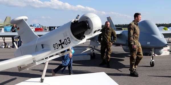 Drohnen vom Typ KZO (l.) und "Heron 1" auf der Internationalen Luft- und Raumfahrtausstellung Foto: dpa