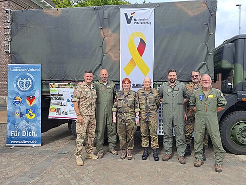 Stabsfeldwebel Björn Kraus mit Kameraden vom NATO E-3A-Verband. Foto: ZVBw\Yildrim