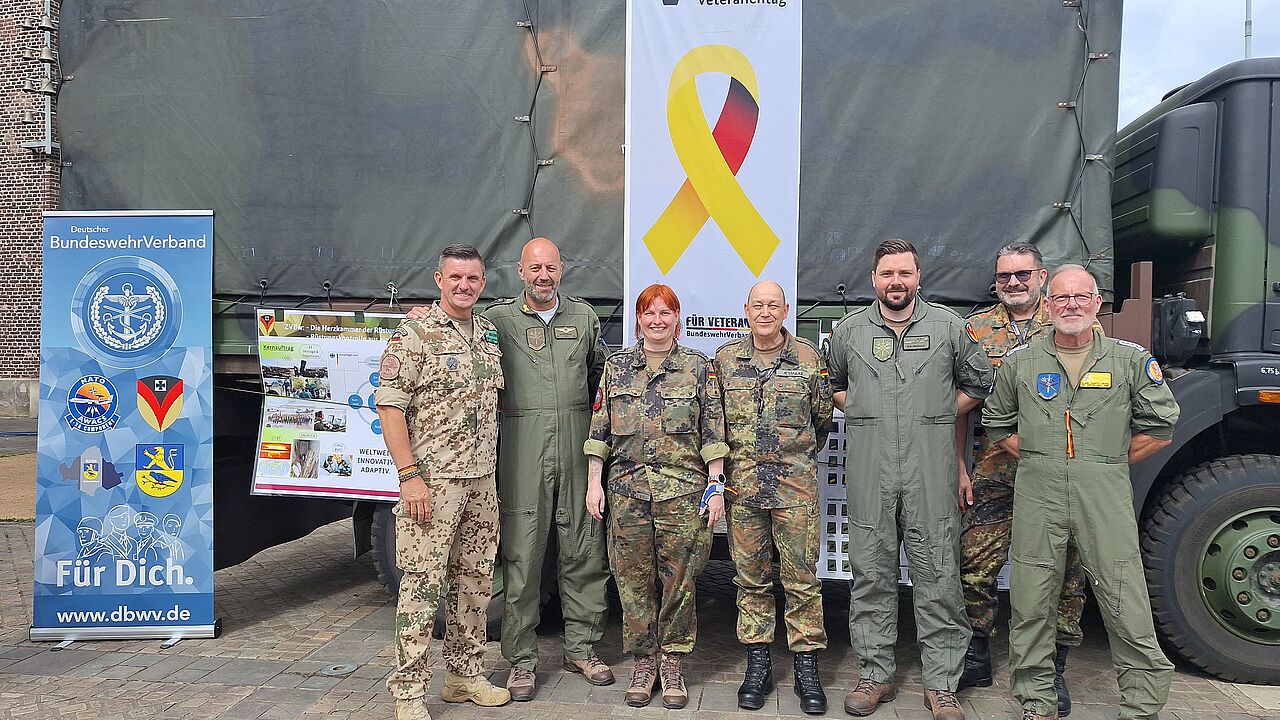 Stabsfeldwebel Björn Kraus mit Kameraden vom NATO E-3A-Verband. Foto: ZVBw\Yildrim