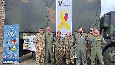 Stabsfeldwebel Björn Kraus mit Kameraden vom NATO E-3A-Verband. Foto: ZVBw\Yildrim