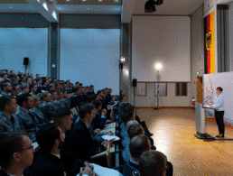 Annegret Kramp-Karrenbauer spricht vor Studenten an der Universität der Bundeswehr. Die Verteidigungsministerin plant die Einrichtung eines Nationalen Sicherheitsrates in Deutschland. Foto: Sven Hoppe/dpa