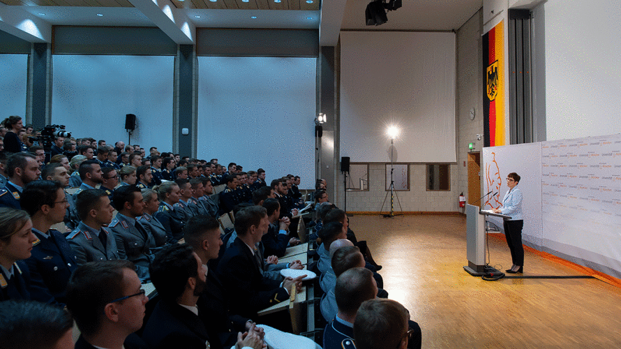 Annegret Kramp-Karrenbauer spricht vor Studenten an der Universität der Bundeswehr. Die Verteidigungsministerin plant die Einrichtung eines Nationalen Sicherheitsrates in Deutschland. Foto: Sven Hoppe/dpa