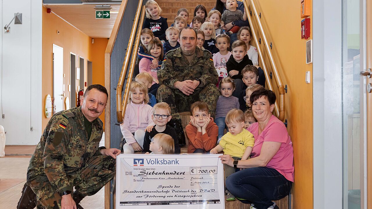 Große Freude herrschte bei den Kindern des Kindergartens Zauberhaus in Delitzsch, als die Hauptleute Mike Becher (l.) und Ralf Baasch (M.) den Spendenscheck in Höhe von 700 Euro überbrachten. Foto: Ralf Baasch
