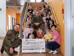 Große Freude herrschte bei den Kindern des Kindergartens Zauberhaus in Delitzsch, als die Hauptleute Mike Becher (l.) und Ralf Baasch (M.) den Spendenscheck in Höhe von 700 Euro überbrachten. Foto: Ralf Baasch