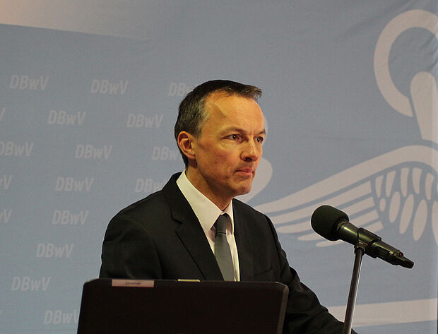 Hautnahe Diskussion mit bekannten Gästen: Christian Thiels von den Tagesthemen Foto: DBwV/kuh