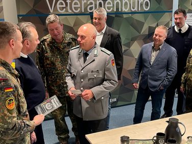 Oberstleutnant Michael Krause empfing die Besucher des Deutschen BundeswehrVerbandes im Veteranenbüro. Foto: DBwV/Jasmina Perske