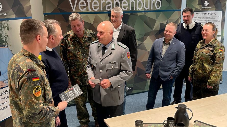 Oberstleutnant Michael Krause empfing die Besucher des Deutschen BundeswehrVerbandes im Veteranenbüro. Foto: DBwV/Jasmina Perske