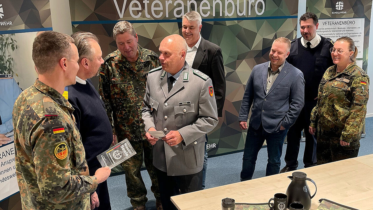 Oberstleutnant Michael Krause empfing die Besucher des Deutschen BundeswehrVerbandes im Veteranenbüro. Foto: DBwV/Jasmina Perske