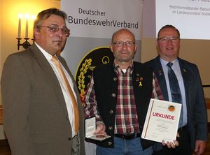 30 Jahre Mandatstätigkeit:  Franz Jung (l.) und Alfred Veit (r.) zeichnen Siegfried Fabiunke aus. Foto: Rudolf Dürr