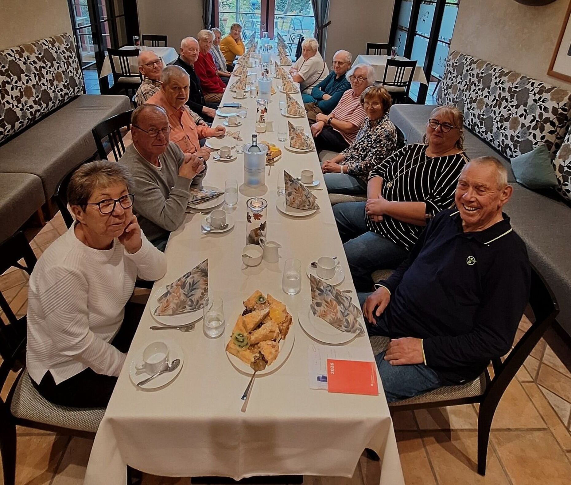 Im Anschluss an den Besuch im Landesrundfunkhaus trafen sich die Teilener dann zu einem gemütlichen Kaffeetrinken, bei dem es u.a. auch Informationen zu den weiteren Veranstaltungen im Jahr 2026 gab. Foto: Wolfgang Höhne