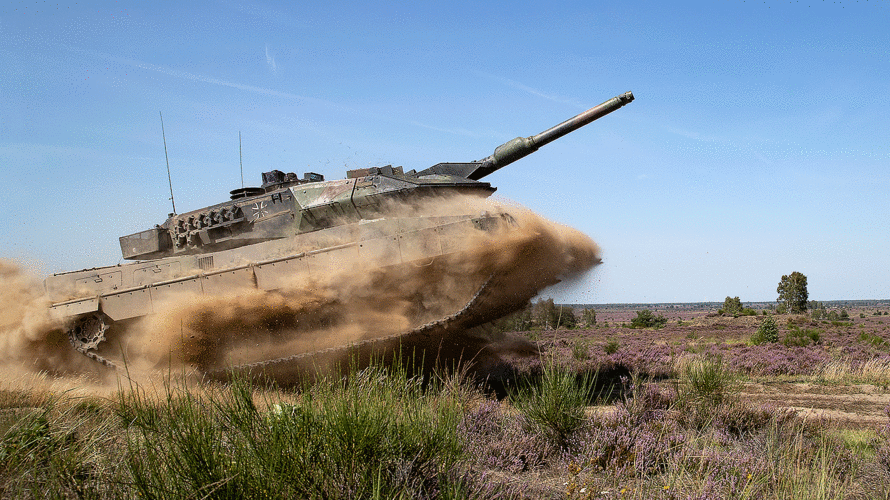 Ein Kampfpanzer Leopard 2A5 vom Gefechtsübungszentrum (GÜZ) des Heeres bewegt sich im Mai 2019 durch das Gelände des Truppenübungsplatzes Altmark. Foto: Bundeswehr/Andrea Bienert
