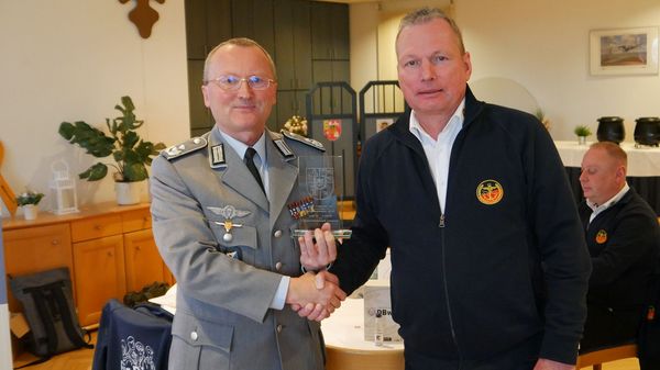 Jörg Struckmeier (l.) dankt seinem Standortbeauftragten Andreas Pötter für die engagierte Arbeit. Foto: DBwV