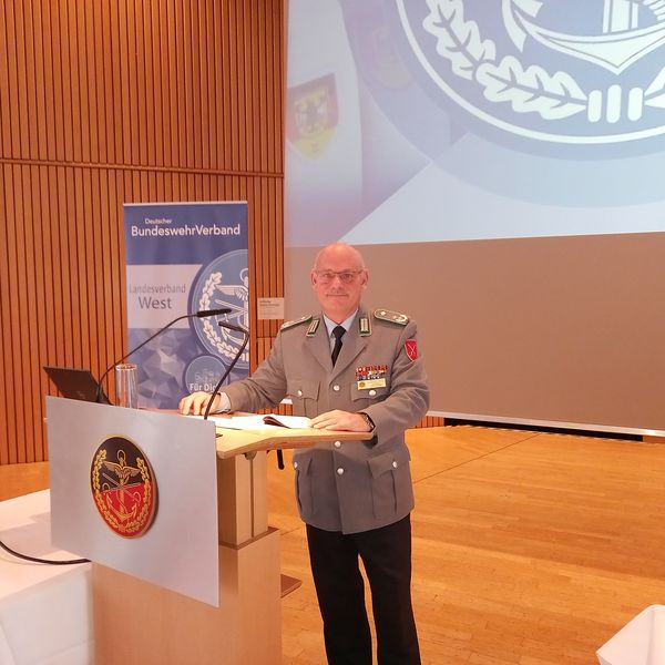 „Der demographische Wandel ist keine Überraschung für die Politik“ stellte der Landesvorsitzende West Oberstleutnant Lutz Meier mit Blick auf die seinerzeit ausgesetzte Wehrpflicht und den auch in der Truppe zunehmend spürbaren Fachkräftemangel fest. Foto: Gerald Arleth