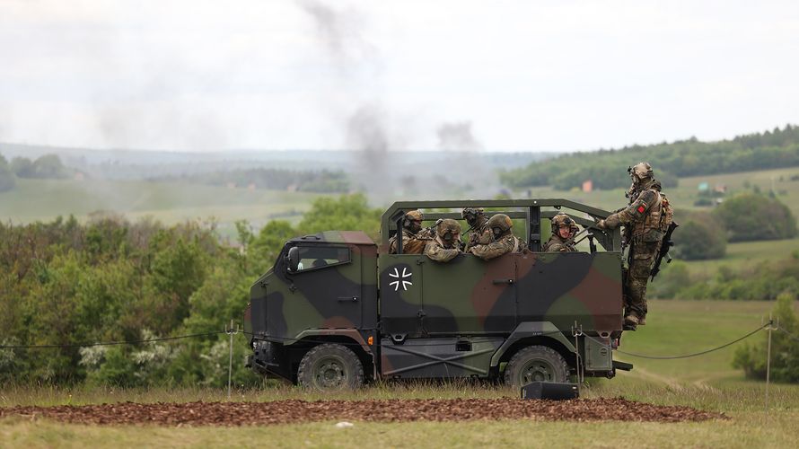 Fallschirmjäger bei einer Vorführung des Heeres im Mai 2023 in Hammelburg. Foto: DBwV/Yann Bombeke