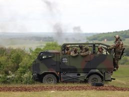 Fallschirmjäger bei einer Vorführung des Heeres im Mai 2023 in Hammelburg. Foto: DBwV/Yann Bombeke