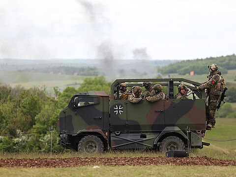 Fallschirmjäger bei einer Vorführung des Heeres im Mai 2023 in Hammelburg. Foto: DBwV/Yann Bombeke