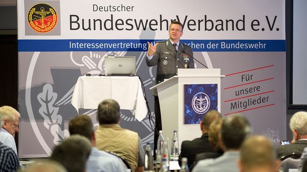 Gleich zu Beginn des Verbandstag steht der Bericht des Bundesvorsitzenden, Oberstleutnant André Wüstner, auf der Tagesordnung. Foto: DBwV/Bombeke