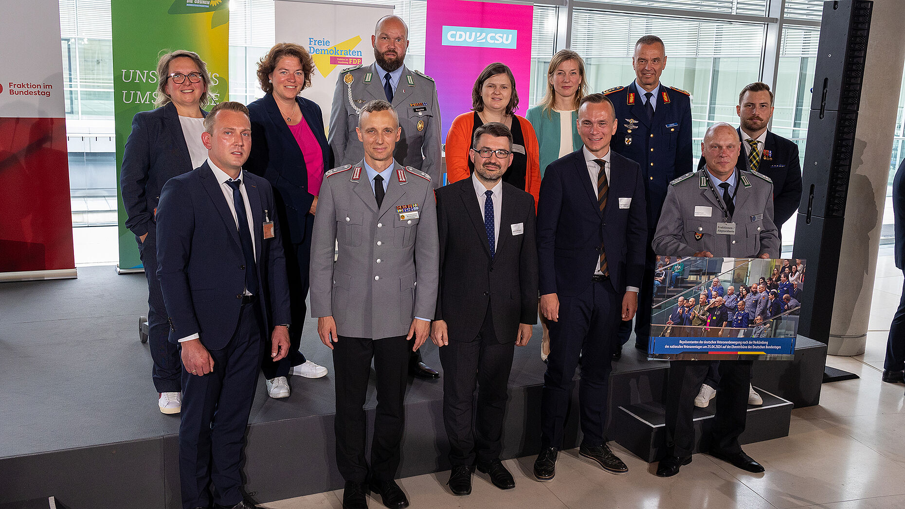 Eine runde Sache: Der Empfang im Bundestag war ein gelungener Auftakt für die Feierlichkeiten zum Veteranentag. Foto: DBwV/Yann Bombeke