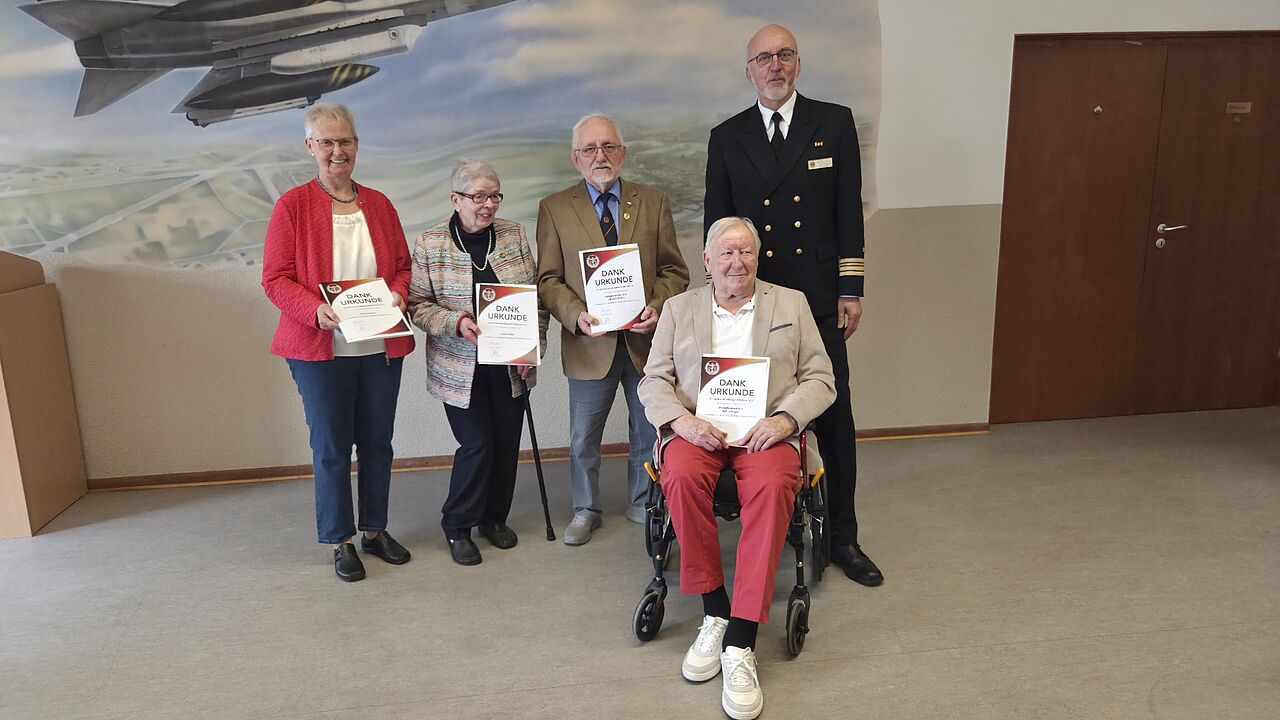 Jens Tischer (rechts) mit den Geehrten der Kameradschaft. Foto: DBwV