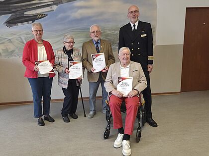 Jens Tischer (rechts) mit den Geehrten der Kameradschaft. Foto: DBwV