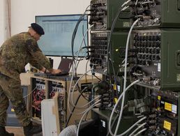 Symbolbild: Die Bundeswehr wird mit dem System ZNV einen großen Schritt in der Digitalisierung landbasierter Operationen gehen. Foto: BMVg