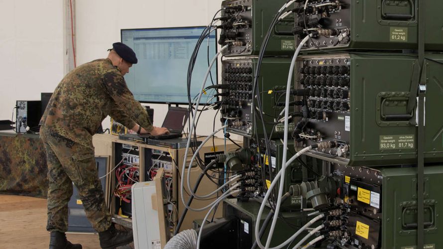 Symbolbild: Die Bundeswehr wird mit dem System ZNV einen großen Schritt in der Digitalisierung landbasierter Operationen gehen. Foto: BMVg