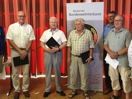 v.l.: Franz Jung mit den geehrten Mitgliedern Hptm a.D. Helmut Weihrather, StFw a.D.Erhard Potreck, Hptm a.D. Reinhard Heckmann (50 Jahre) sowie Bernhard Hauber mit StFw a.D.Rolf Bippus (40J) und Vorsitzendem Toni Rathgeb. Foto: DBwV