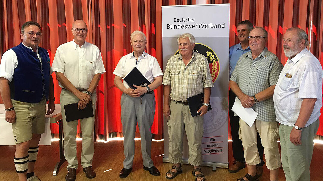 v.l.: Franz Jung mit den geehrten Mitgliedern Hptm a.D. Helmut Weihrather, StFw a.D.Erhard Potreck, Hptm a.D. Reinhard Heckmann (50 Jahre) sowie Bernhard Hauber mit StFw a.D.Rolf Bippus (40J) und Vorsitzendem Toni Rathgeb. Foto: DBwV