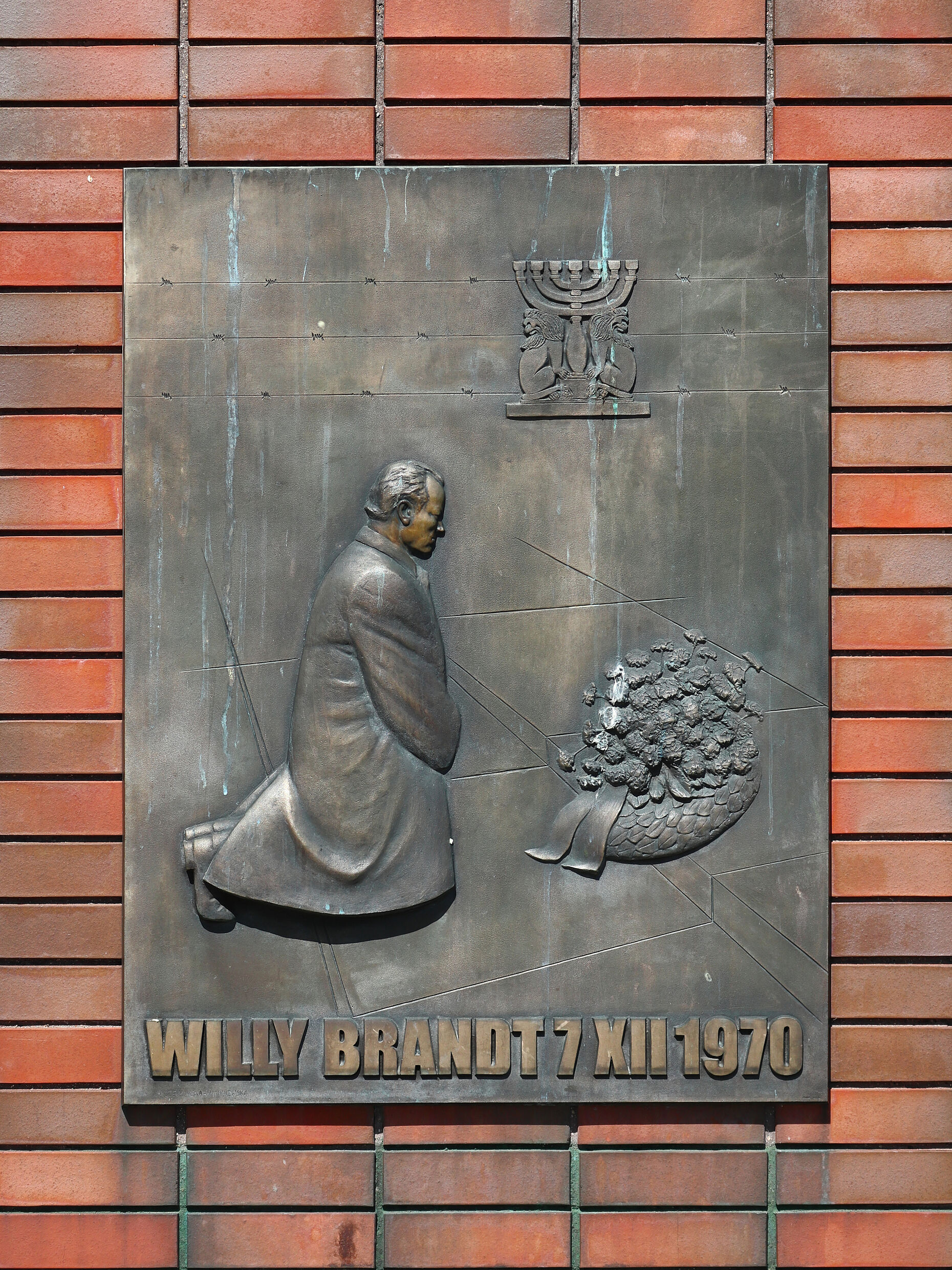 Eine Plakette erinnert heute in Warschau an den Kniefall von Willy Brandt. Foto: Wikipedia/Cybularny