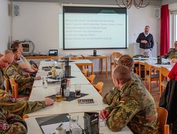 Mandatsträger der Kameradschaften am Standort Sonthofen bei der Schulung durch den Außendienst des Landesverbandes. Foto: Stefan Weyer