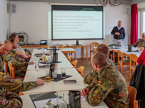 Mandatsträger der Kameradschaften am Standort Sonthofen bei der Schulung durch den Außendienst des Landesverbandes. Foto: Stefan Weyer