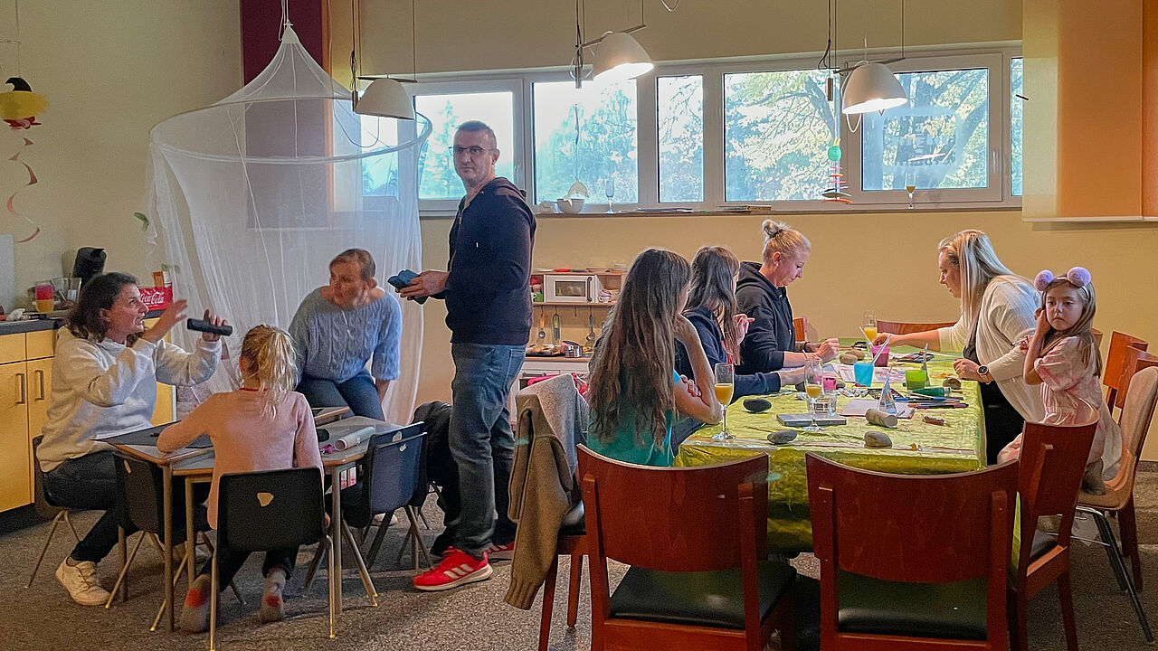 Beim Familiennachmittag der TruKa Pfullendorf stand für die Kinder Basteln mit Alwina Schmidt auf dem Programm. Foto: TruKa Pfullendorf