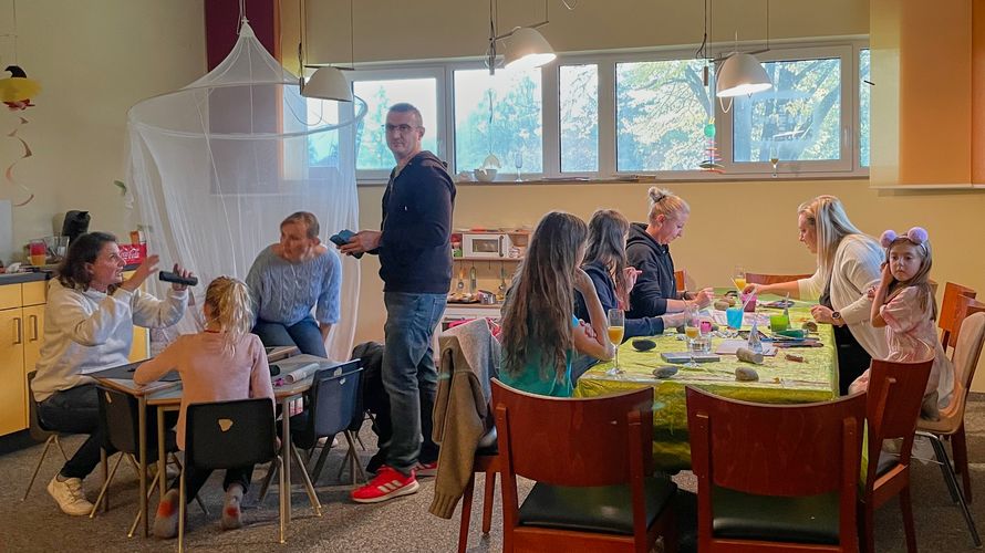 Beim Familiennachmittag der TruKa Pfullendorf stand für die Kinder Basteln mit Alwina Schmidt auf dem Programm. Foto: TruKa Pfullendorf