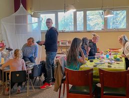 Beim Familiennachmittag der TruKa Pfullendorf stand für die Kinder Basteln mit Alwina Schmidt auf dem Programm. Foto: TruKa Pfullendorf