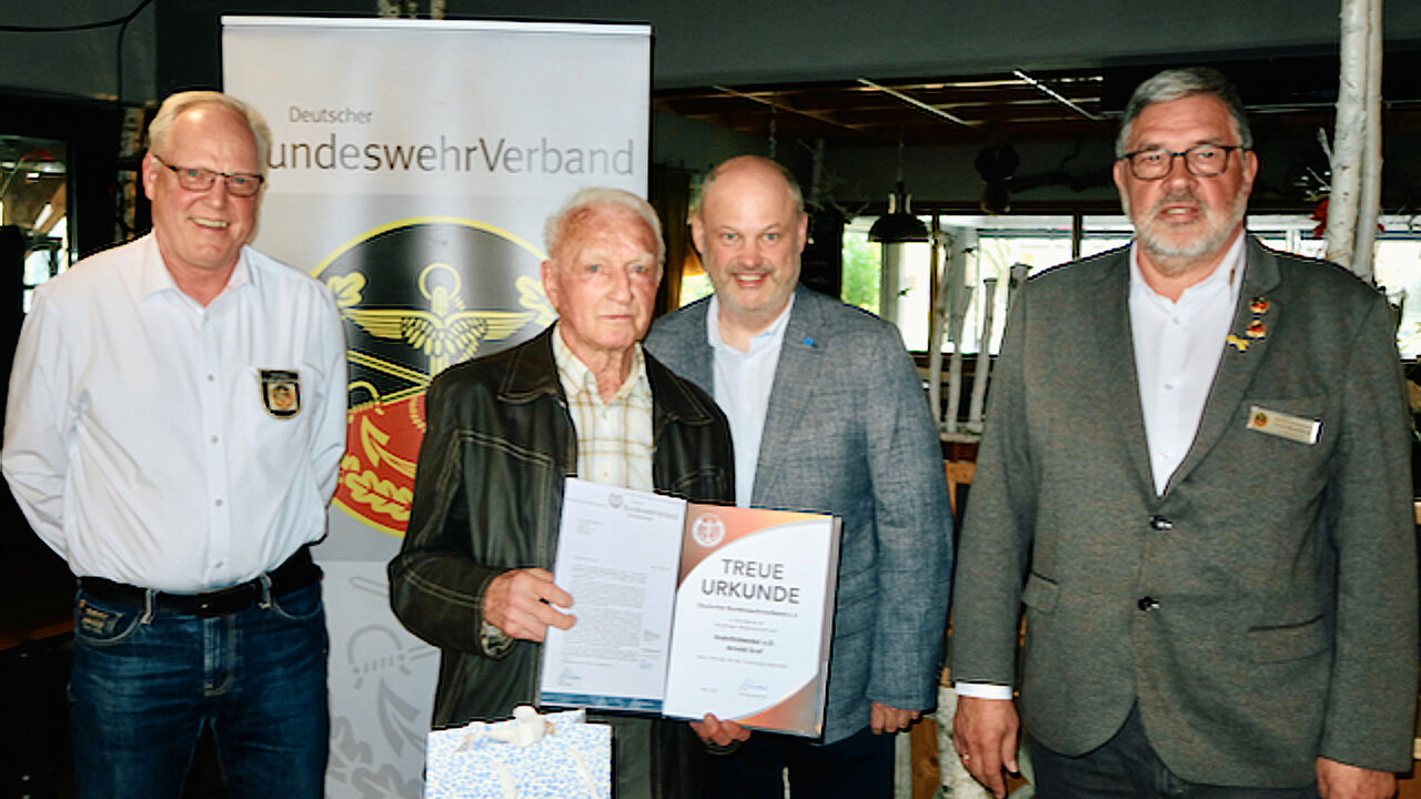 Der stellvertretende Vorsitzende ERH aus dem Bundesvorstand, Ernst Wendland (von rechts), und Landes-Vize Dieter Götz dankten Stabsfeldwebel a.D. Arnold Graf für seine jahrzehntelange Treue zum DBwV – hier mit KERH-Vorsitzendem Ingo Osbahr. Foto: Ingo Osbahr